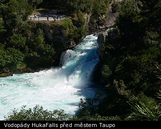 Vodopády HukaFalls před městem Taupo